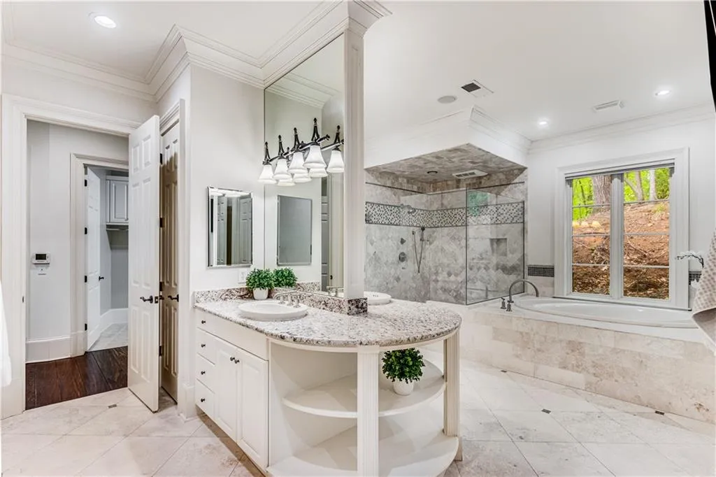 960 W Kingston Drive, Atlanta, Georgia 30342, 5 Bedrooms Bedrooms, ,5 BathroomsBathrooms,Residential,Sold,960 W Kingston Drive,7370090