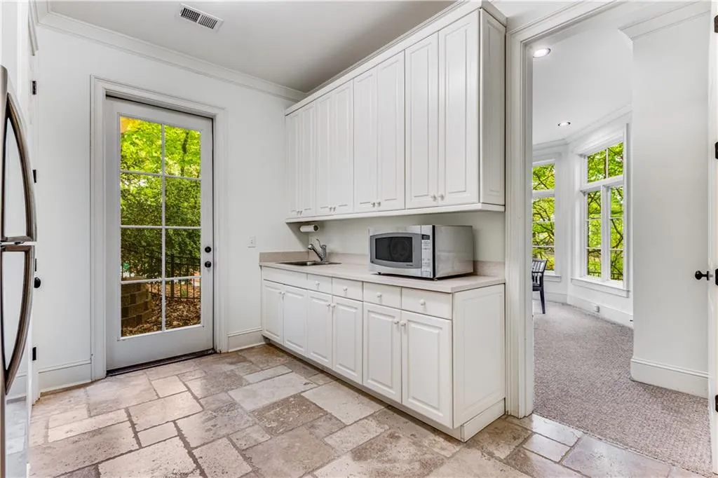 960 W Kingston Drive, Atlanta, Georgia 30342, 5 Bedrooms Bedrooms, ,5 BathroomsBathrooms,Residential,Sold,960 W Kingston Drive,7370090