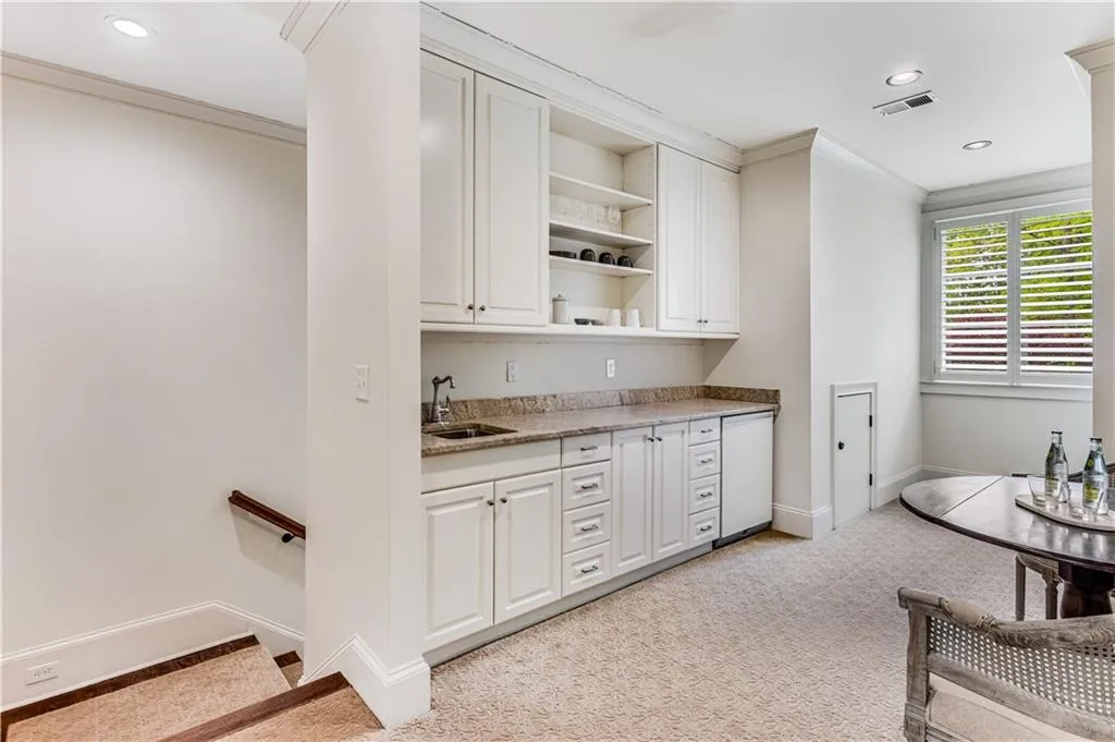 960 W Kingston Drive, Atlanta, Georgia 30342, 5 Bedrooms Bedrooms, ,5 BathroomsBathrooms,Residential,Sold,960 W Kingston Drive,7370090
