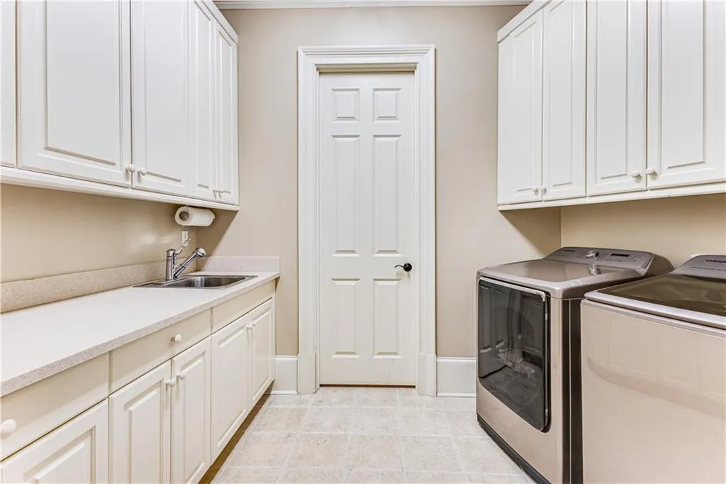 960 W Kingston Drive, Atlanta, Georgia 30342, 5 Bedrooms Bedrooms, ,5 BathroomsBathrooms,Residential,Sold,960 W Kingston Drive,7370090