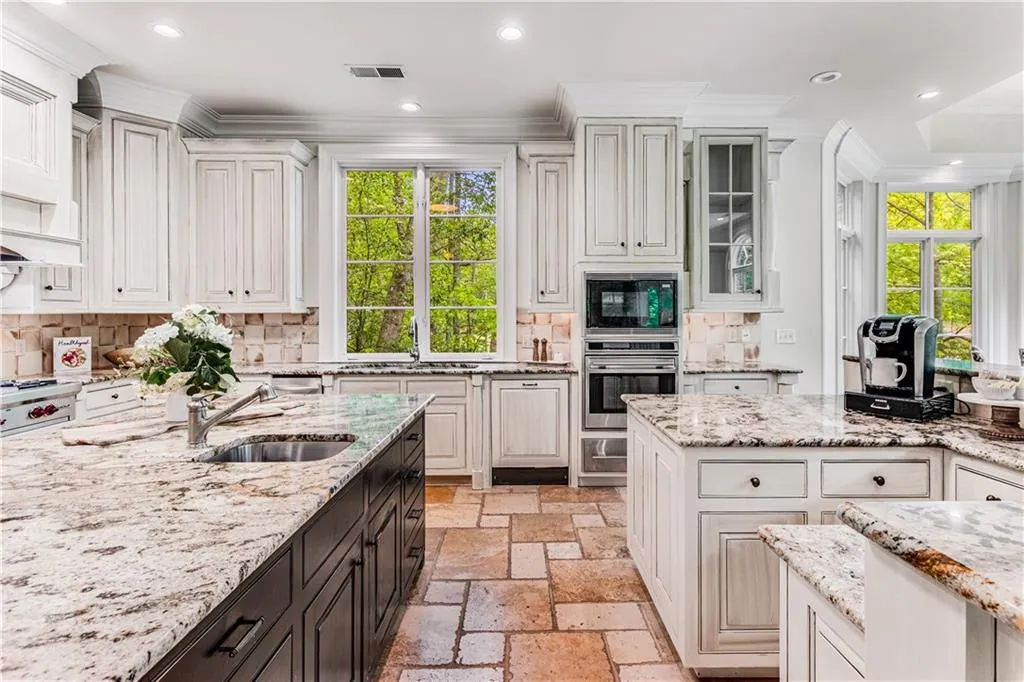 960 W Kingston Drive, Atlanta, Georgia 30342, 5 Bedrooms Bedrooms, ,5 BathroomsBathrooms,Residential,Sold,960 W Kingston Drive,7370090