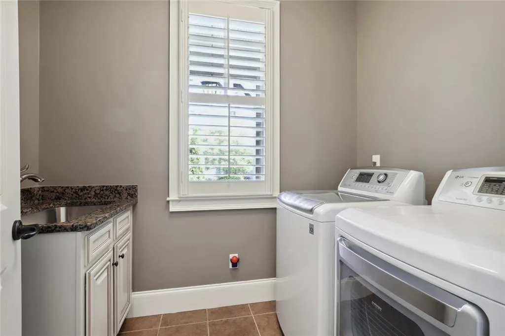 530 Glen Manor Court, Atlanta, Georgia 30328, 5 Bedrooms Bedrooms, ,6 BathroomsBathrooms,Residential,Sold,530 Glen Manor Court,7121307