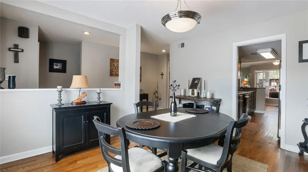 21 Ivy Gates Ne Unit 21, Atlanta, Georgia 30342, 2 Bedrooms Bedrooms, ,2 BathroomsBathrooms,Residential,Sold,21 Ivy Gates Ne Unit 21,5962596