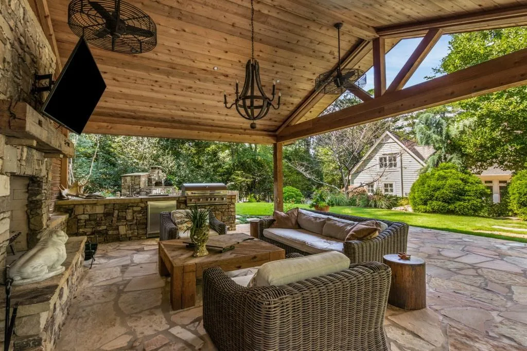 740 Weatherly Lane, Sandy Springs, Georgia 30328, 4 Bedrooms Bedrooms, ,3 BathroomsBathrooms,Residential,Sold,740 Weatherly Lane,7275458