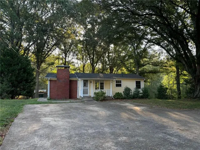 Ranch-style home with a porch