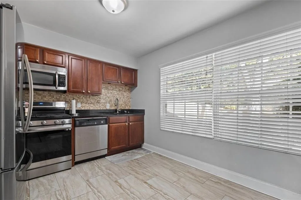 6980 Roswell Road Unit A8, Atlanta, Georgia 30328, 3 Bedrooms Bedrooms, ,2 BathroomsBathrooms,Residential,For Sale,6980 Roswell Road Unit A8,7670636