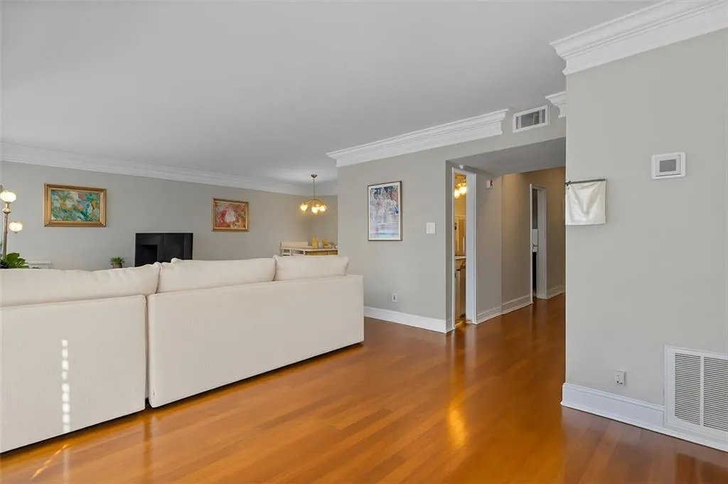6980 Roswell Road Unit A8, Atlanta, Georgia 30328, 3 Bedrooms Bedrooms, ,2 BathroomsBathrooms,Residential,For Sale,6980 Roswell Road Unit A8,7670636