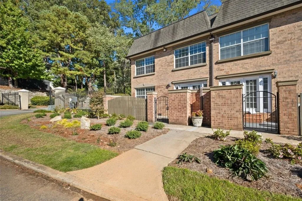 6980 Roswell Road Unit A8, Atlanta, Georgia 30328, 3 Bedrooms Bedrooms, ,2 BathroomsBathrooms,Residential,For Sale,6980 Roswell Road Unit A8,7670636