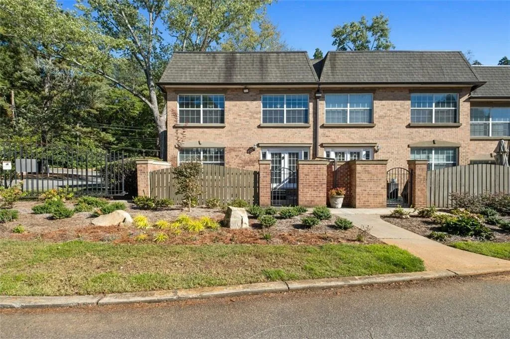 6980 Roswell Road Unit A8, Atlanta, Georgia 30328, 3 Bedrooms Bedrooms, ,2 BathroomsBathrooms,Residential,For Sale,6980 Roswell Road Unit A8,7670636
