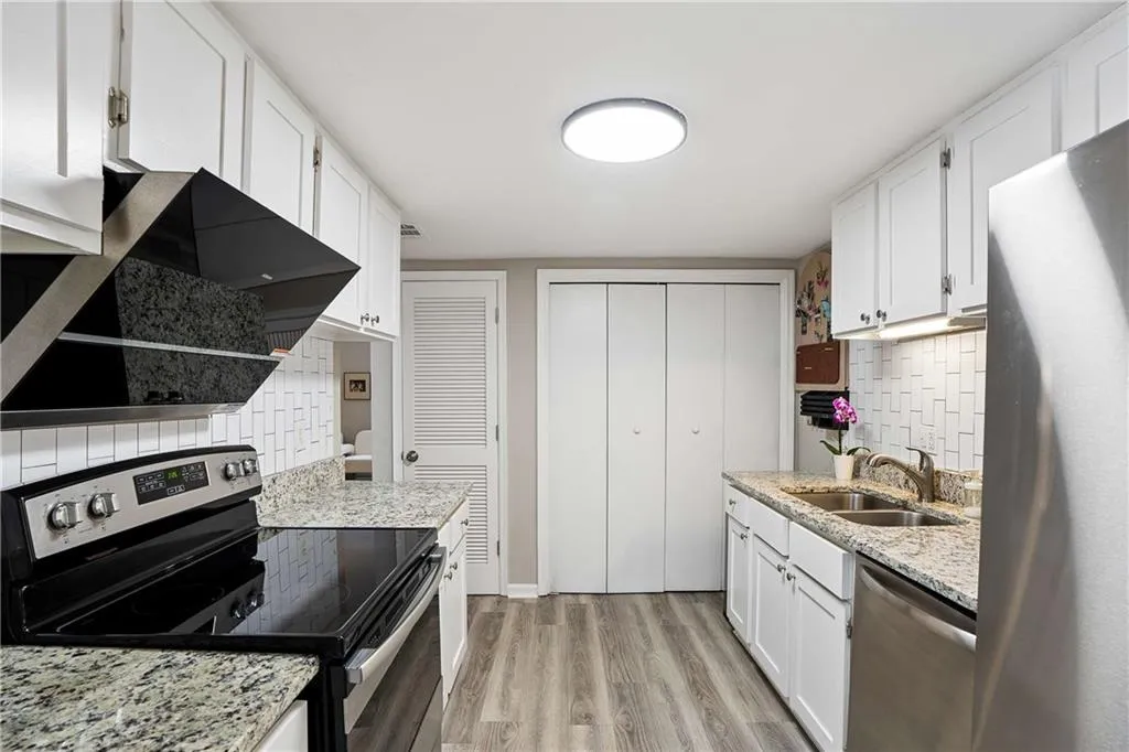 7750 Roswell Road Unit 5a, Atlanta, Georgia 30350, 2 Bedrooms Bedrooms, ,1 BathroomBathrooms,Residential,For Sale,7750 Roswell Road Unit 5a,7757838