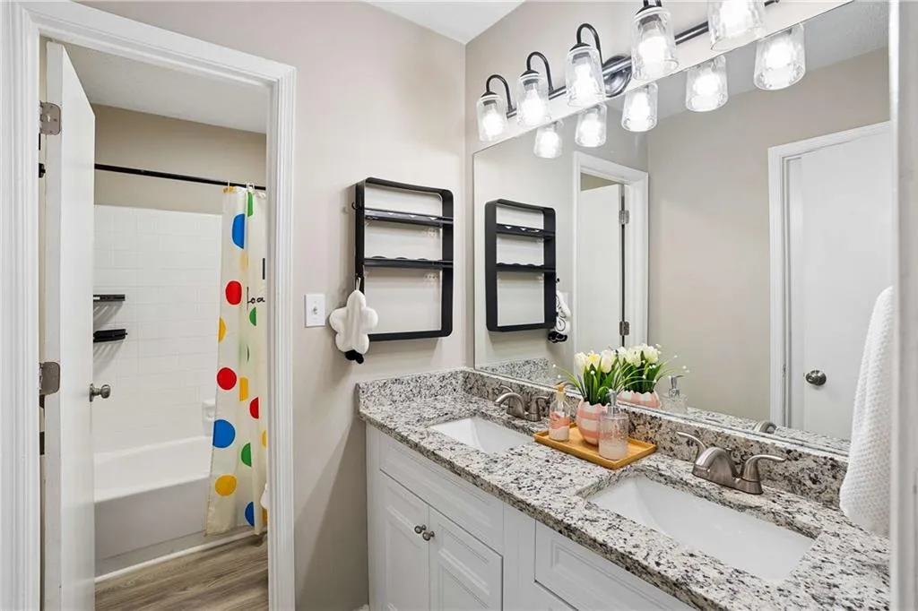 7750 Roswell Road Unit 5a, Atlanta, Georgia 30350, 2 Bedrooms Bedrooms, ,1 BathroomBathrooms,Residential,For Sale,7750 Roswell Road Unit 5a,7757838