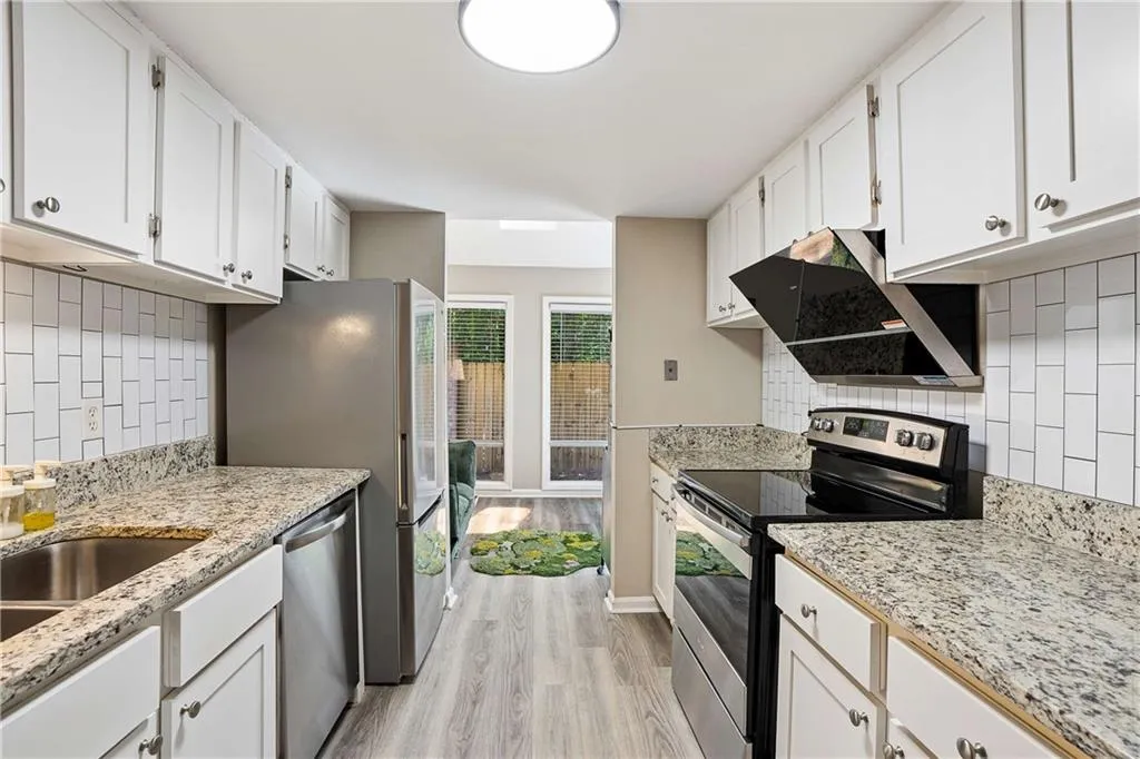 7750 Roswell Road Unit 5a, Atlanta, Georgia 30350, 2 Bedrooms Bedrooms, ,1 BathroomBathrooms,Residential,For Sale,7750 Roswell Road Unit 5a,7757838