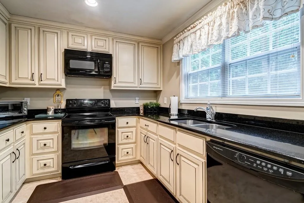 60 Sherington Place, Atlanta, Georgia 30350, 7 Bedrooms Bedrooms, ,8 BathroomsBathrooms,Residential,Sold,60 Sherington Place,6749942