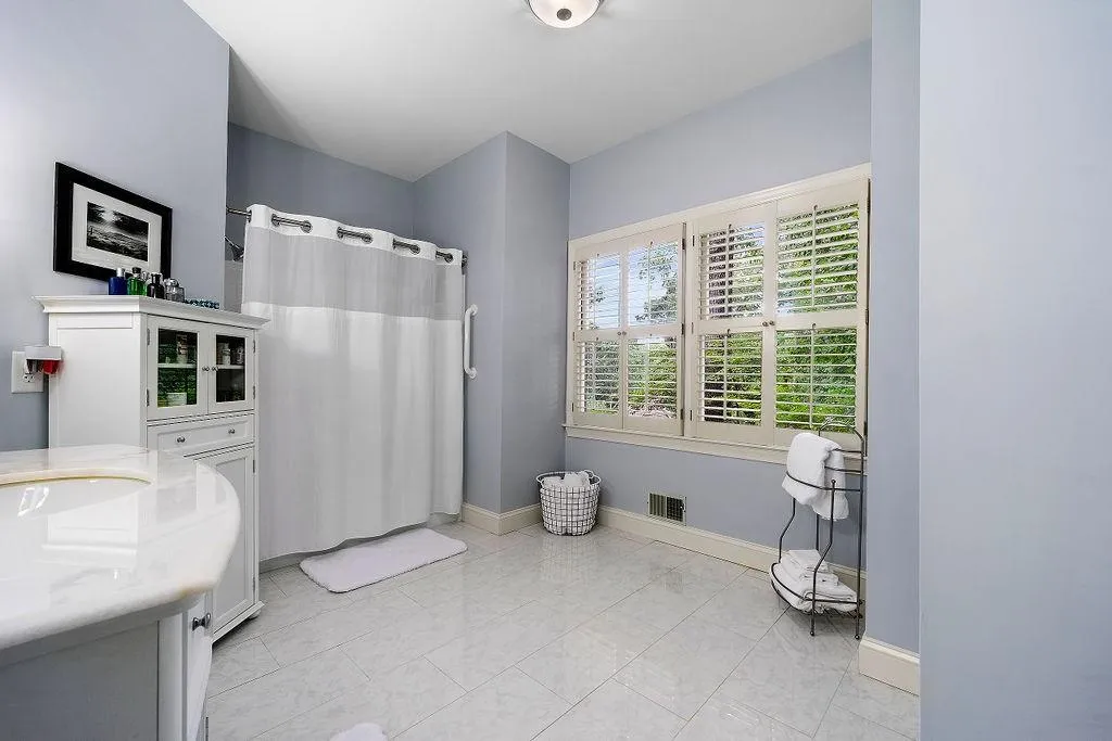 190 Grogans Landing, Sandy Springs, Georgia 30350, 5 Bedrooms Bedrooms, ,4 BathroomsBathrooms,Residential,Sold,190 Grogans Landing,7084018