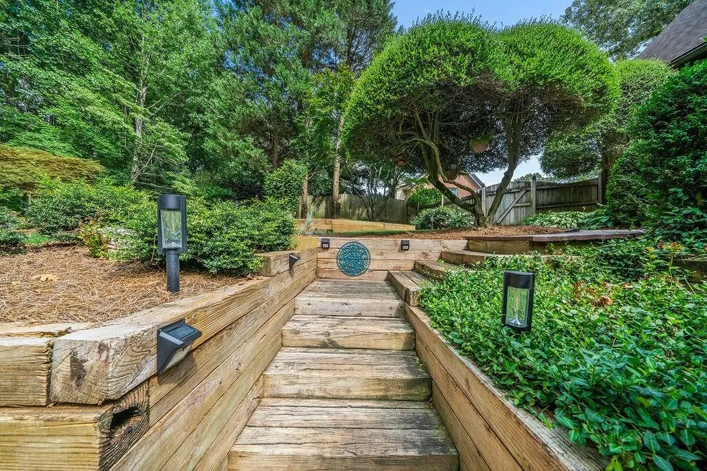 190 Grogans Landing, Sandy Springs, Georgia 30350, 5 Bedrooms Bedrooms, ,4 BathroomsBathrooms,Residential,Sold,190 Grogans Landing,7084018