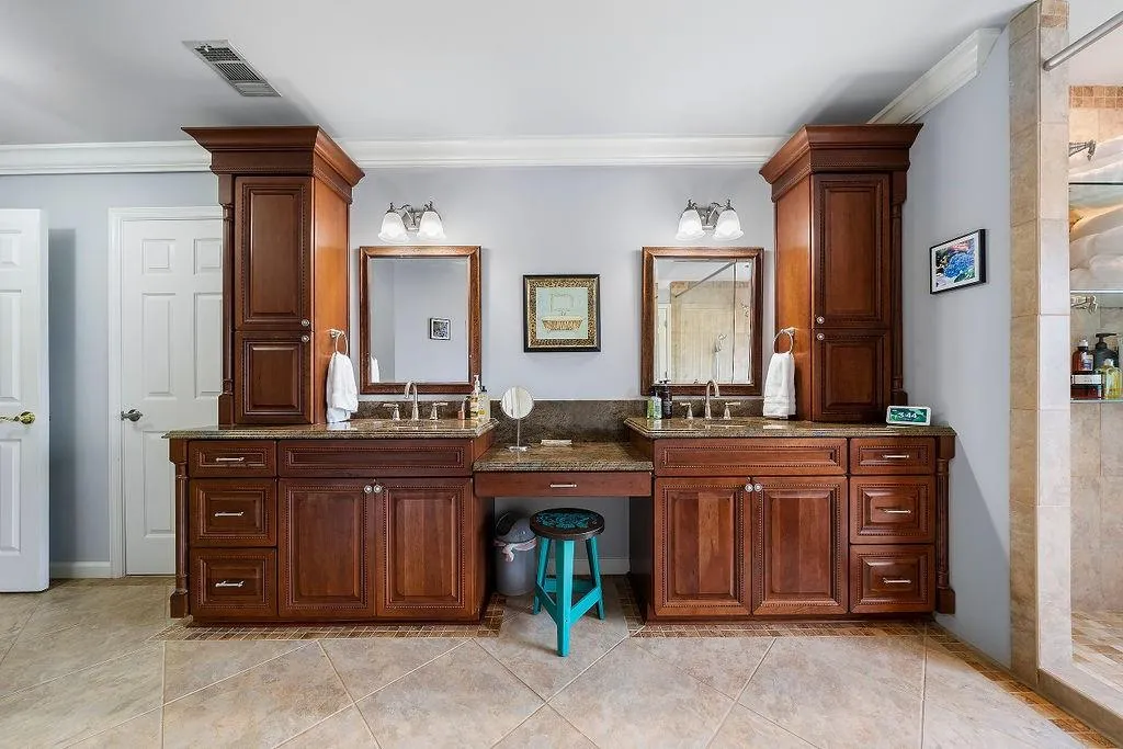 190 Grogans Landing, Sandy Springs, Georgia 30350, 5 Bedrooms Bedrooms, ,4 BathroomsBathrooms,Residential,Sold,190 Grogans Landing,7084018