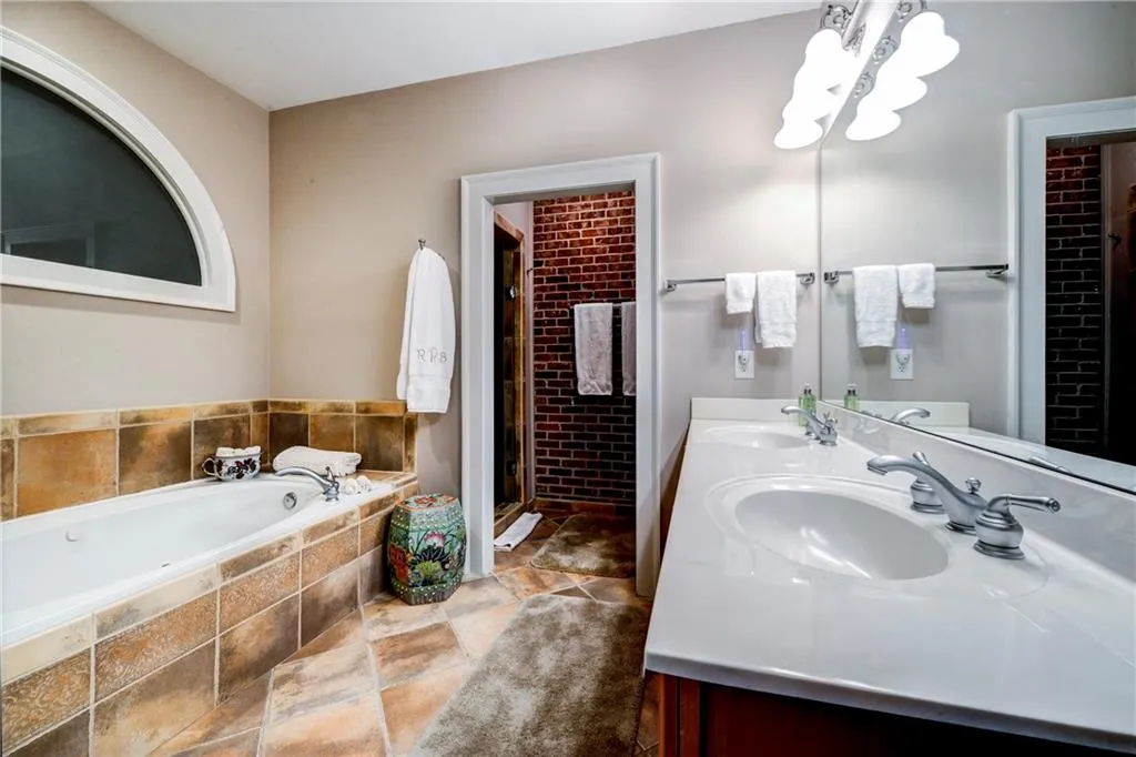 5512 Glenridge Drive Unit E, Atlanta, Georgia 30342, 4 Bedrooms Bedrooms, ,4 BathroomsBathrooms,Residential,Sold,5512 Glenridge Drive Unit E,5612270