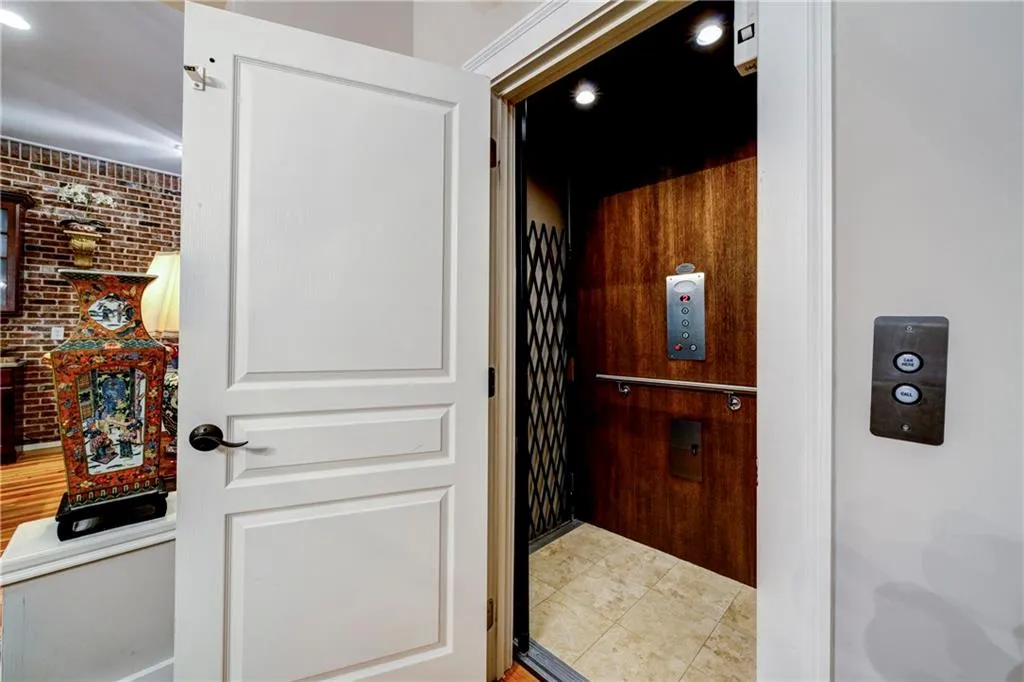 5512 Glenridge Drive Unit E, Atlanta, Georgia 30342, 4 Bedrooms Bedrooms, ,4 BathroomsBathrooms,Residential,Sold,5512 Glenridge Drive Unit E,5612270