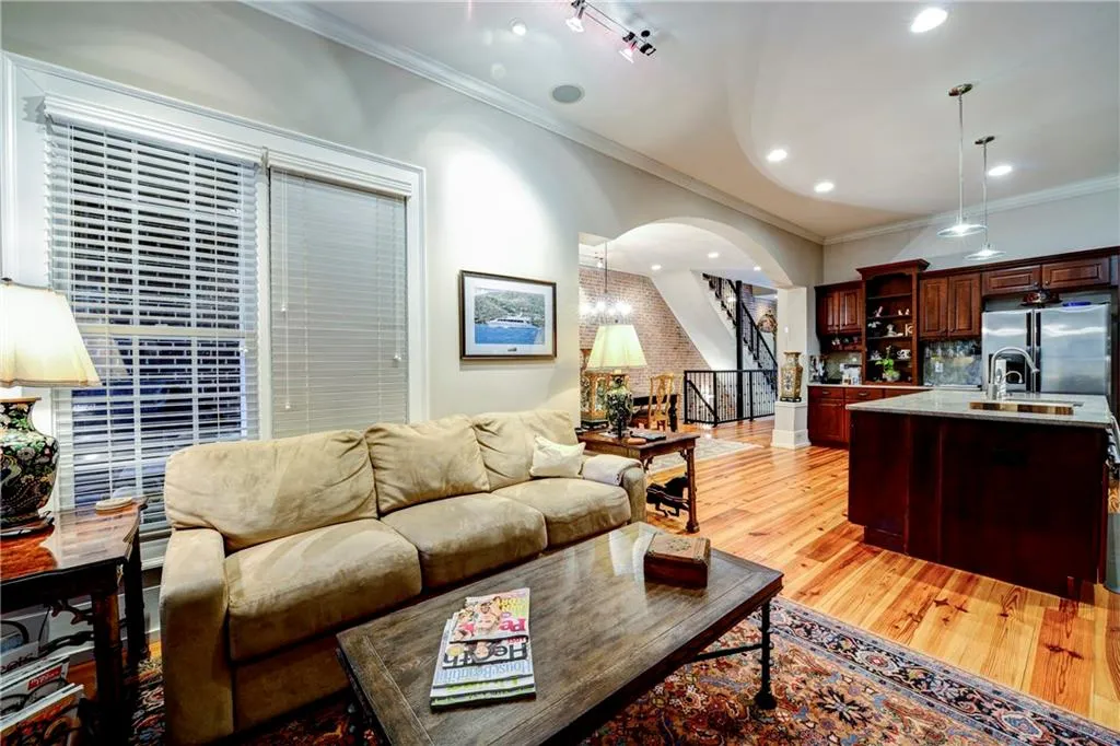 5512 Glenridge Drive Unit E, Atlanta, Georgia 30342, 4 Bedrooms Bedrooms, ,4 BathroomsBathrooms,Residential,Sold,5512 Glenridge Drive Unit E,5612270