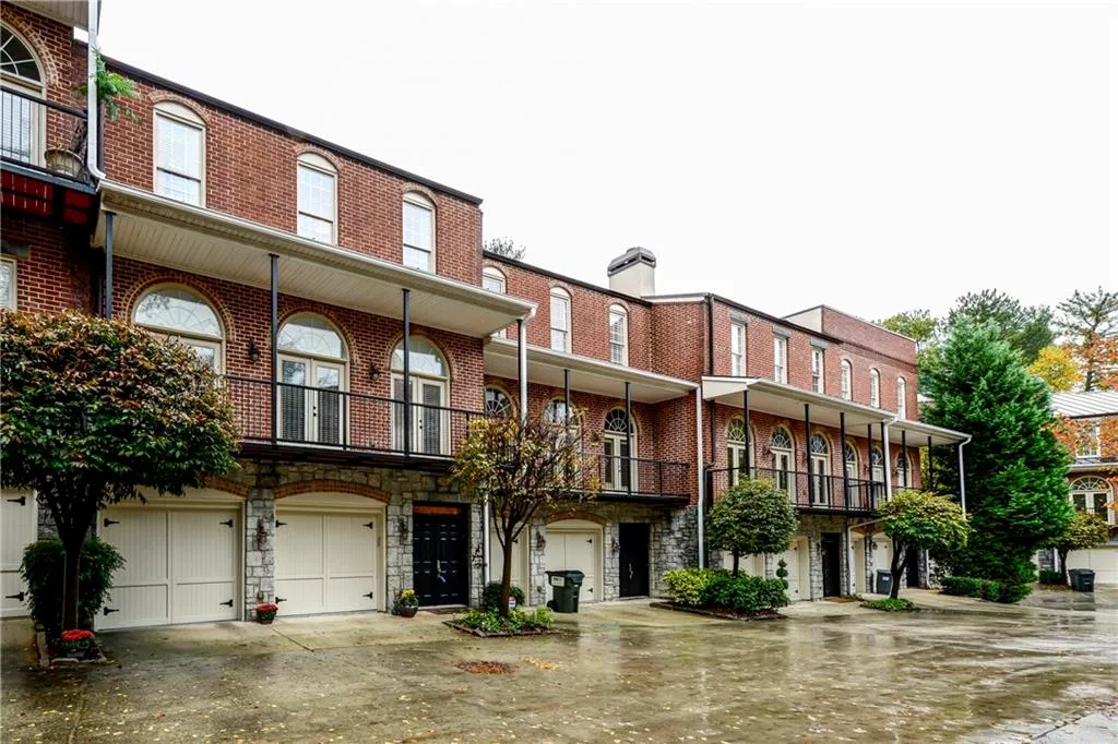 5512 Glenridge Drive Unit E, Atlanta, Georgia 30342, 4 Bedrooms Bedrooms, ,4 BathroomsBathrooms,Residential,Sold,5512 Glenridge Drive Unit E,5612270