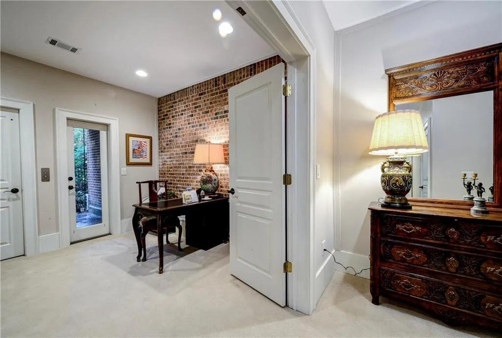 5512 Glenridge Drive Unit E, Atlanta, Georgia 30342, 4 Bedrooms Bedrooms, ,4 BathroomsBathrooms,Residential,Sold,5512 Glenridge Drive Unit E,5612270