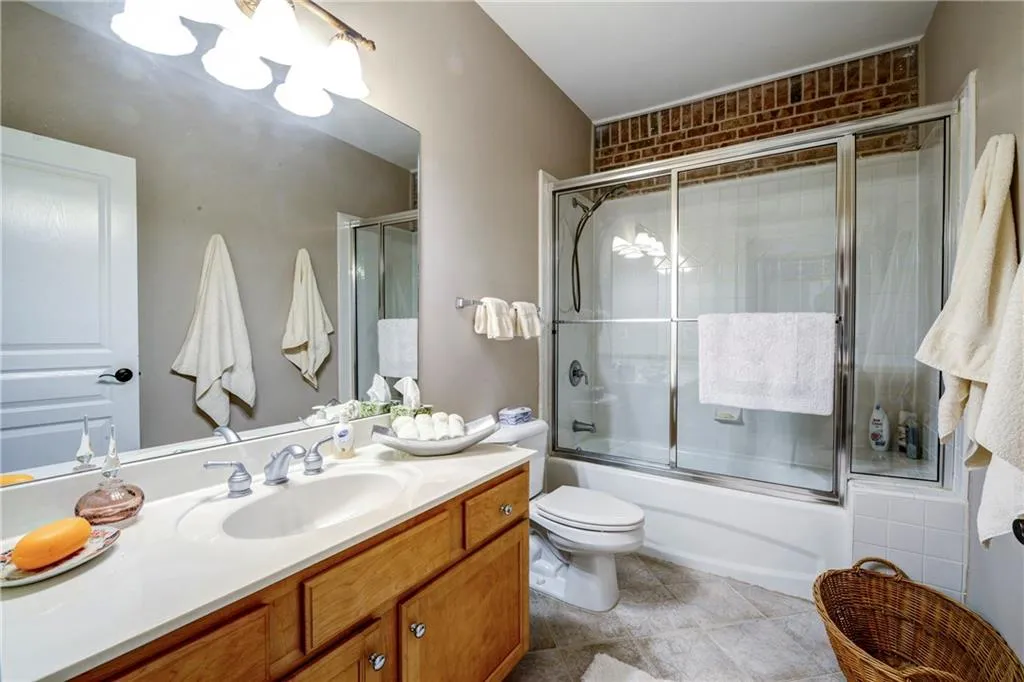 5512 Glenridge Drive Unit E, Atlanta, Georgia 30342, 4 Bedrooms Bedrooms, ,4 BathroomsBathrooms,Residential,Sold,5512 Glenridge Drive Unit E,5612270