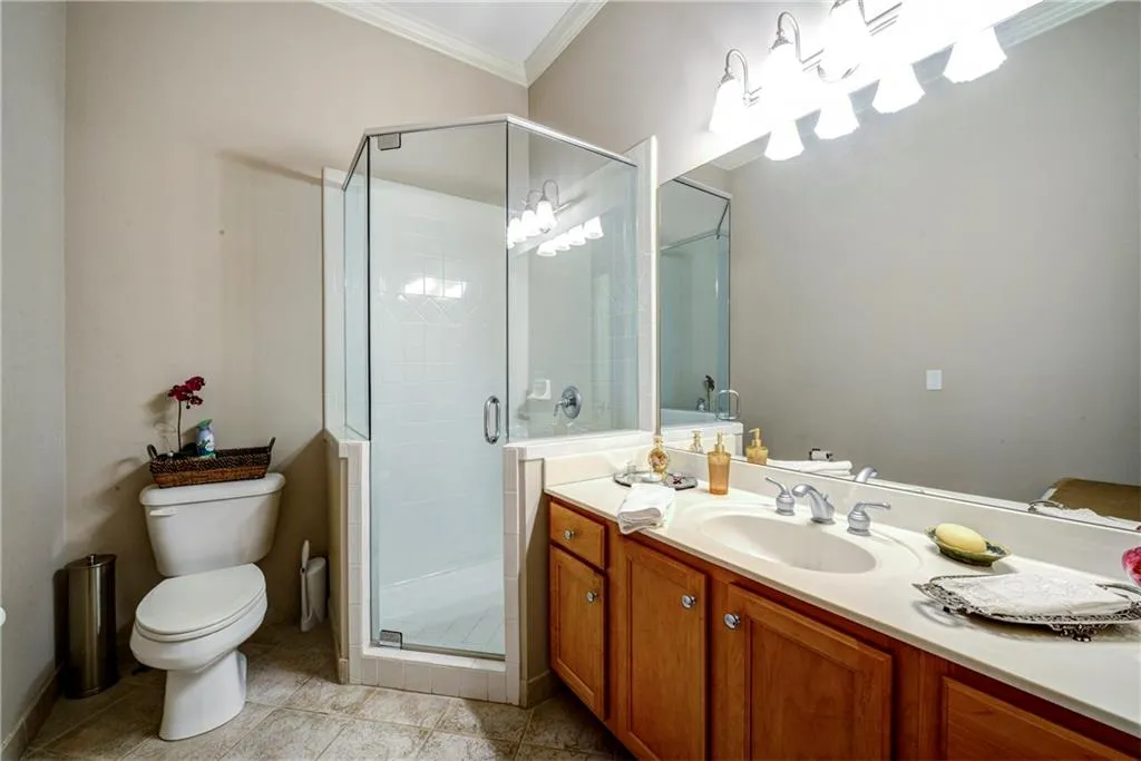 5512 Glenridge Drive Unit E, Atlanta, Georgia 30342, 4 Bedrooms Bedrooms, ,4 BathroomsBathrooms,Residential,Sold,5512 Glenridge Drive Unit E,5612270