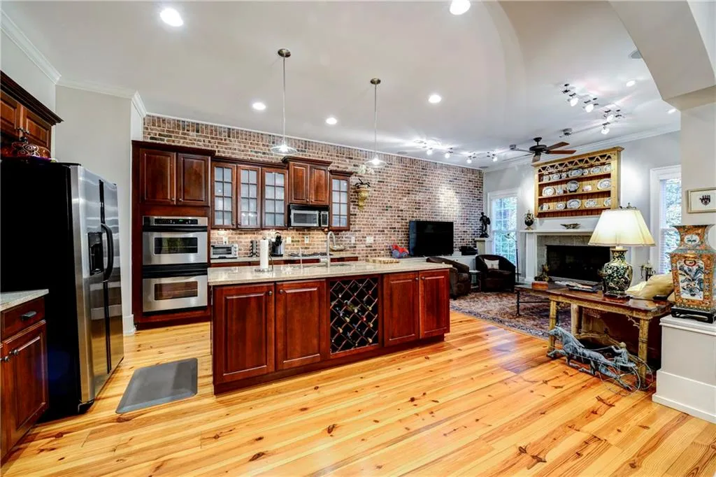 5512 Glenridge Drive Unit E, Atlanta, Georgia 30342, 4 Bedrooms Bedrooms, ,4 BathroomsBathrooms,Residential,Sold,5512 Glenridge Drive Unit E,5612270