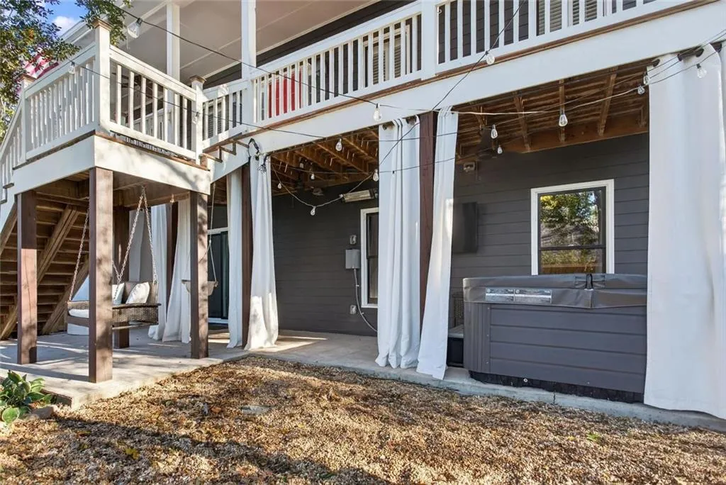 Outdoor patio, perfect for entertaining