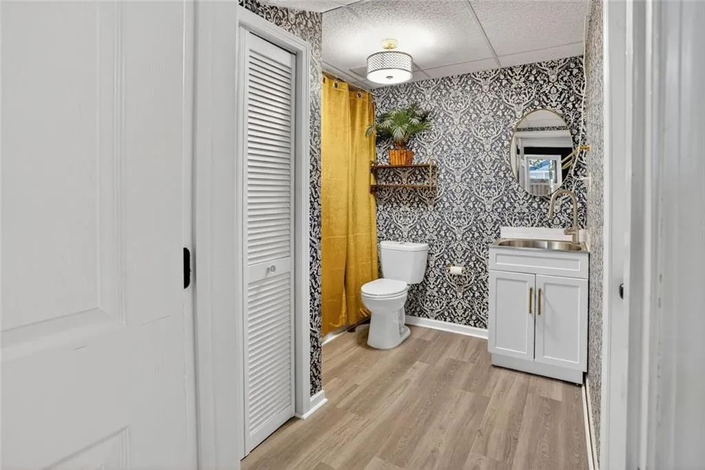 Terrace level full bathroom