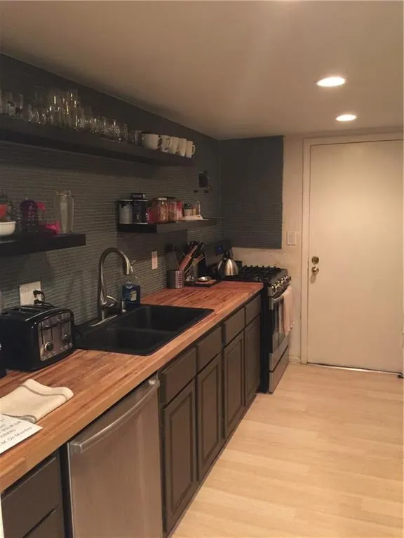 6851 Roswell Road Ne Unit Q13, Atlanta, Georgia 30328, 3 Bedrooms Bedrooms, ,2 BathroomsBathrooms,Residential,Sold,6851 Roswell Road Ne Unit Q13,5891079