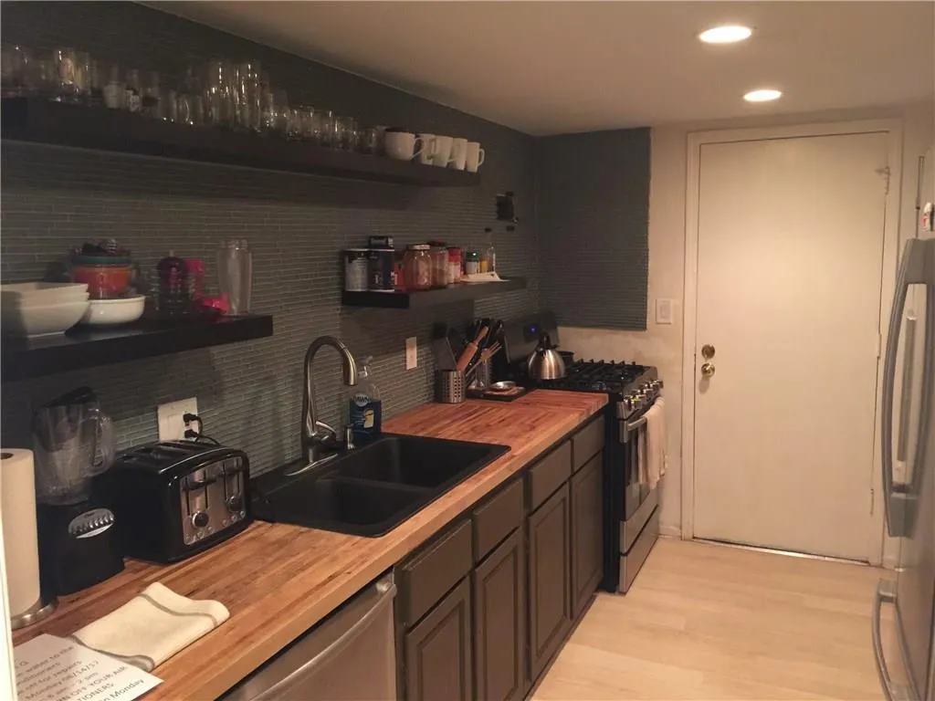 6851 Roswell Road Ne Unit Q13, Atlanta, Georgia 30328, 3 Bedrooms Bedrooms, ,2 BathroomsBathrooms,Residential,Sold,6851 Roswell Road Ne Unit Q13,5891079