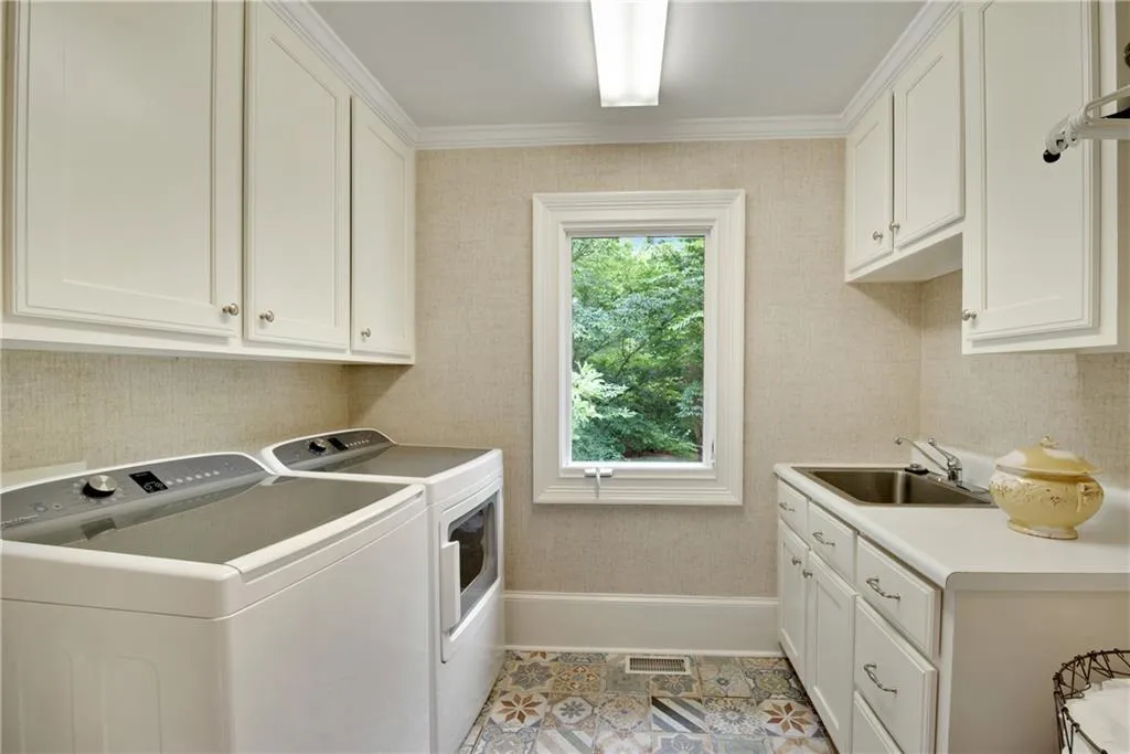 5660 Glen Errol Road, Atlanta, Georgia 30327, 4 Bedrooms Bedrooms, ,5 BathroomsBathrooms,Residential,Sold,5660 Glen Errol Road,6754449