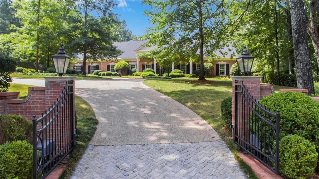 5660 Glen Errol Road, Atlanta, Georgia 30327, 4 Bedrooms Bedrooms, ,5 BathroomsBathrooms,Residential,Sold,5660 Glen Errol Road,6754449