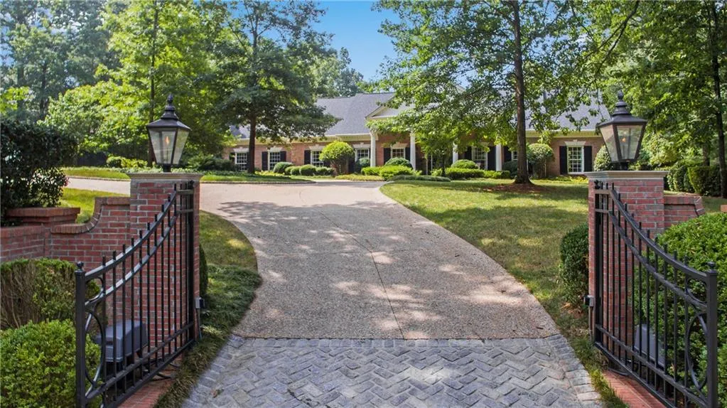 5660 Glen Errol Road, Atlanta, Georgia 30327, 4 Bedrooms Bedrooms, ,5 BathroomsBathrooms,Residential,Sold,5660 Glen Errol Road,6754449