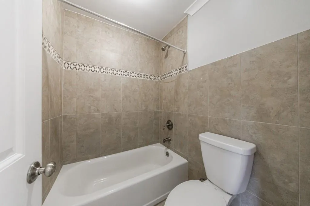 Secondary bath with tub/shower combo