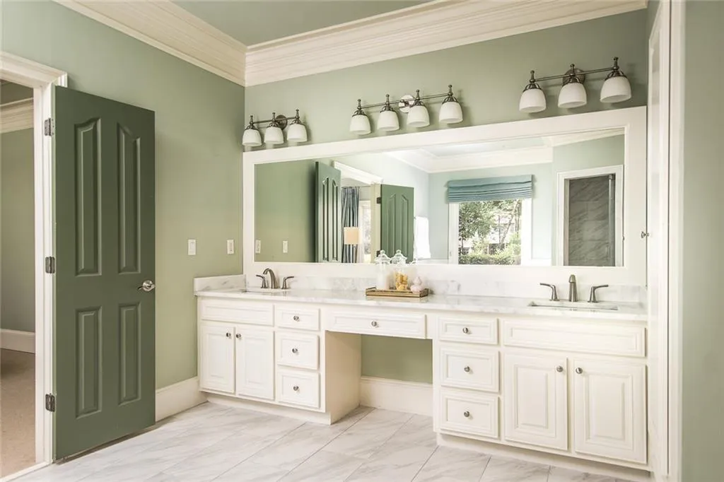980 W Kingston Drive, Sandy Springs, Georgia 30342, 5 Bedrooms Bedrooms, ,5 BathroomsBathrooms,Residential,Sold,980 W Kingston Drive,6061398