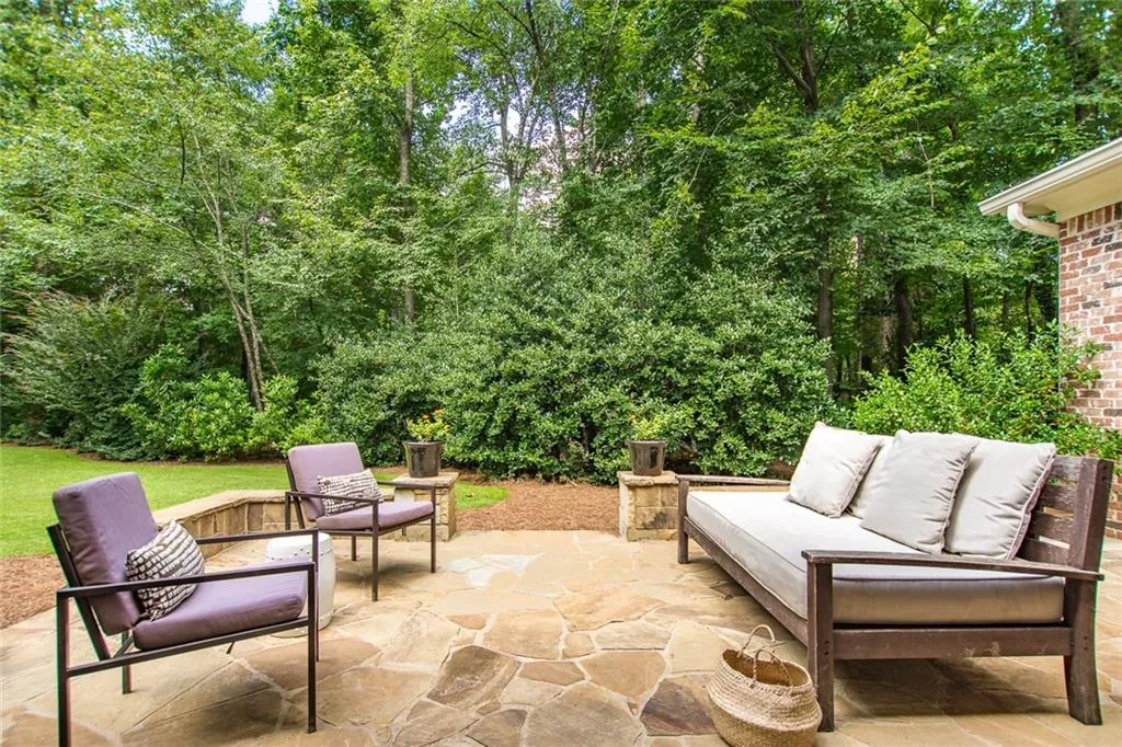 980 W Kingston Drive, Sandy Springs, Georgia 30342, 5 Bedrooms Bedrooms, ,5 BathroomsBathrooms,Residential,Sold,980 W Kingston Drive,6061398