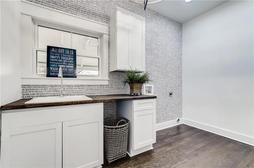 6240 Weatherly Drive, Sandy Springs, Georgia 30328, 6 Bedrooms Bedrooms, ,4 BathroomsBathrooms,Residential,Sold,6240 Weatherly Drive,6827811 6240 Weatherly Drive, Sandy Springs, Georgia 30328, 6 Bedrooms Bedrooms, ,4 BathroomsBathrooms,Residential,Sold,6240 Weatherly Drive,6827811