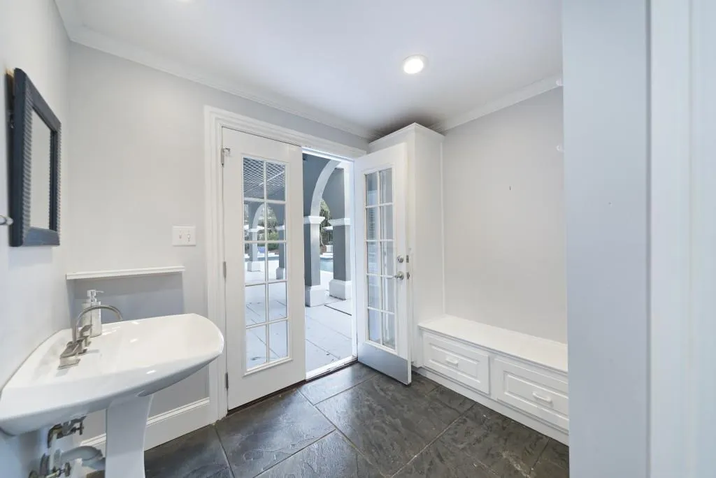 125 Helmsley Drive, Atlanta, Georgia 30327, 5 Bedrooms Bedrooms, ,5 BathroomsBathrooms,Residential,Sold,125 Helmsley Drive,6829794