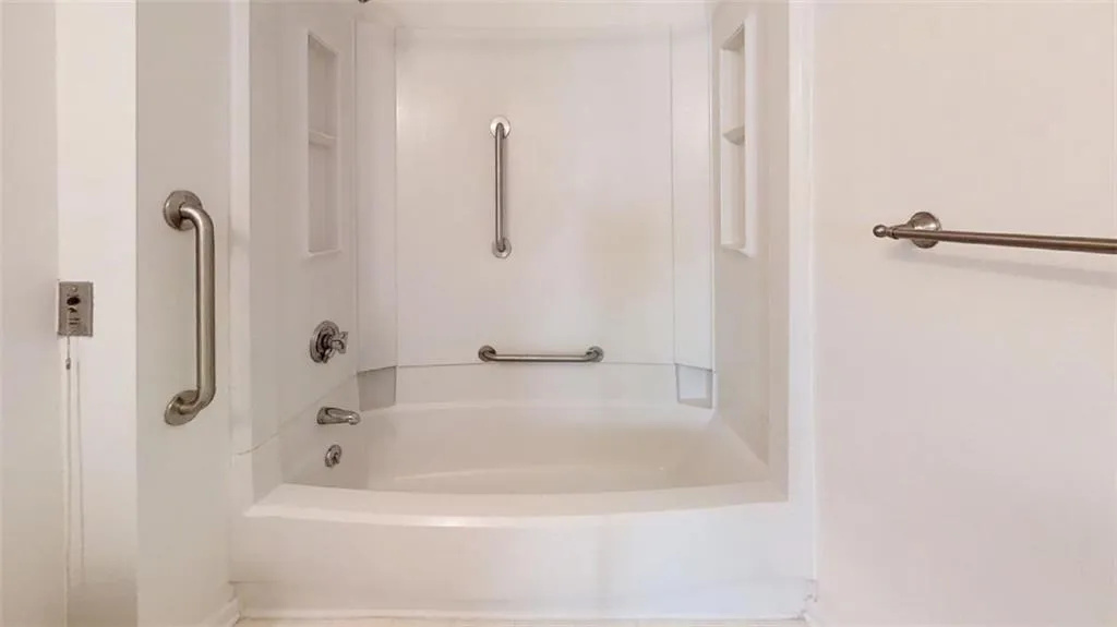 300 Johnson Ferry Road Ne Unit A308, Sandy Springs, Georgia 30328, 2 Bedrooms Bedrooms, ,2 BathroomsBathrooms,Residential,Sold,300 Johnson Ferry Road Ne Unit A308,7050178