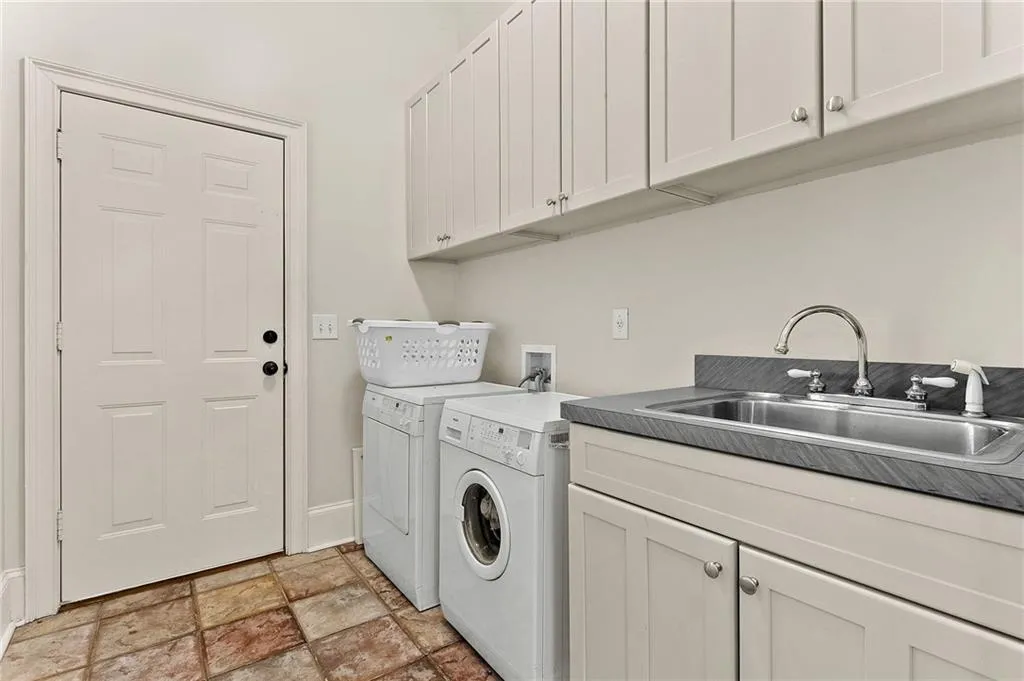 105 Grogans Landing, Sandy Springs, Georgia 30350, 5 Bedrooms Bedrooms, ,4 BathroomsBathrooms,Residential,Sold,105 Grogans Landing,6100063
