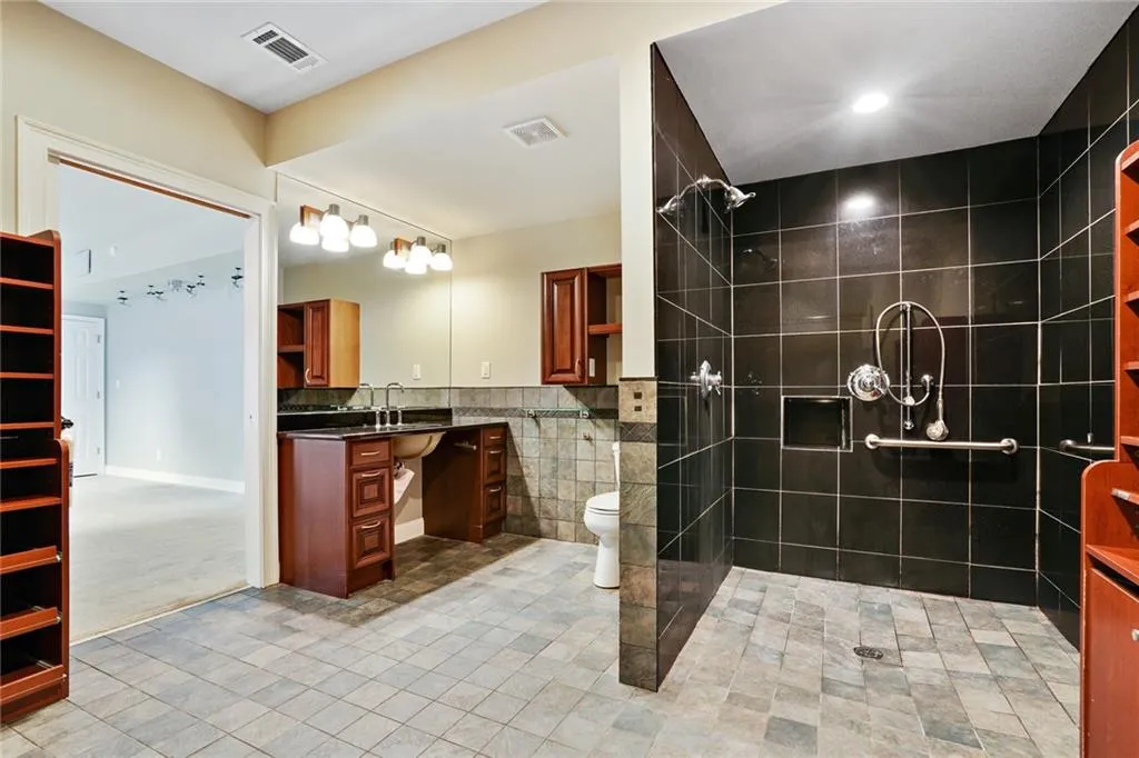 715 Windsor Parkway, Sandy Springs, Georgia 30342, 5 Bedrooms Bedrooms, ,6 BathroomsBathrooms,Residential,Sold,715 Windsor Parkway,7216313