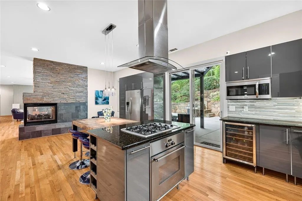 4812 Nw Lake Forrest Drive Nw, Sandy Springs, Georgia 30342, 6 Bedrooms Bedrooms, ,4 BathroomsBathrooms,Residential,For Sale,4812 Nw Lake Forrest Drive Nw,7663008