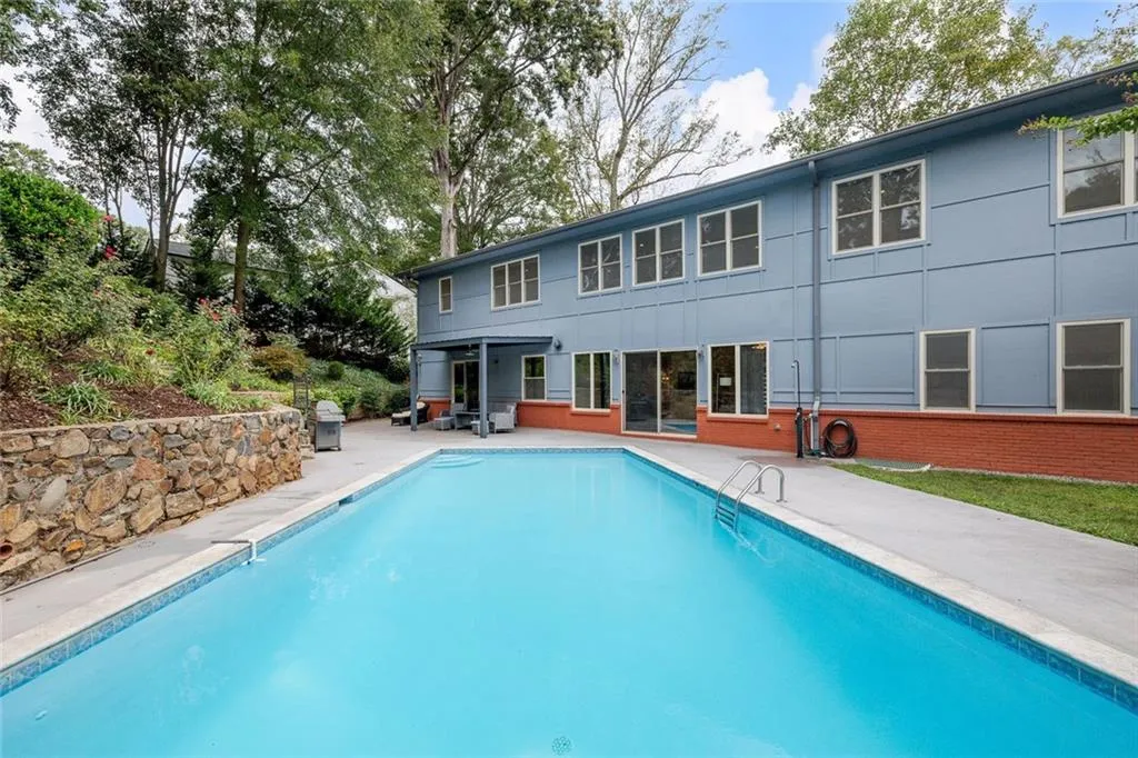 Deep pool with plenty of space for entertaining