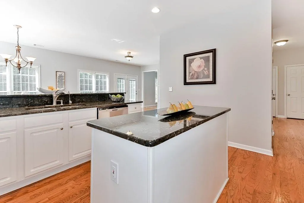 205 Somerset Court, Sandy Springs, Georgia 30350, 3 Bedrooms Bedrooms, ,2 BathroomsBathrooms,Residential,Sold,205 Somerset Court,6639315