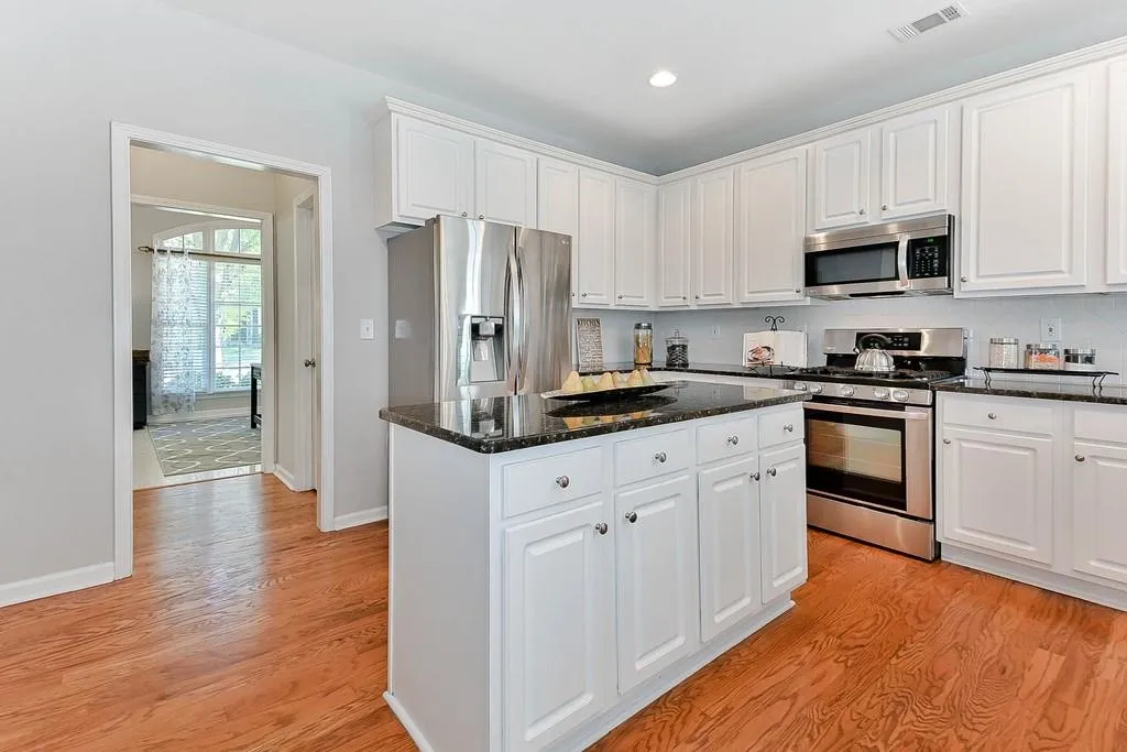 205 Somerset Court, Sandy Springs, Georgia 30350, 3 Bedrooms Bedrooms, ,2 BathroomsBathrooms,Residential,Sold,205 Somerset Court,6639315