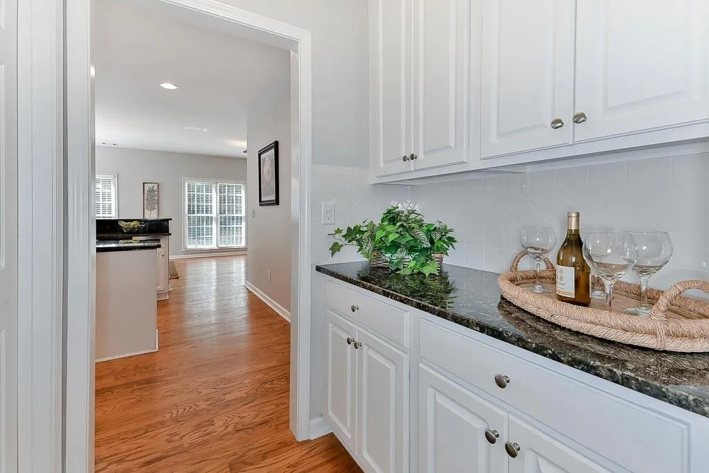 205 Somerset Court, Sandy Springs, Georgia 30350, 3 Bedrooms Bedrooms, ,2 BathroomsBathrooms,Residential,Sold,205 Somerset Court,6639315