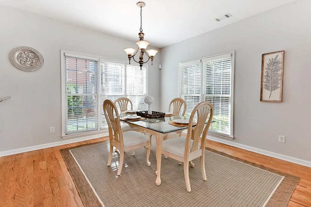 205 Somerset Court, Sandy Springs, Georgia 30350, 3 Bedrooms Bedrooms, ,2 BathroomsBathrooms,Residential,Sold,205 Somerset Court,6639315