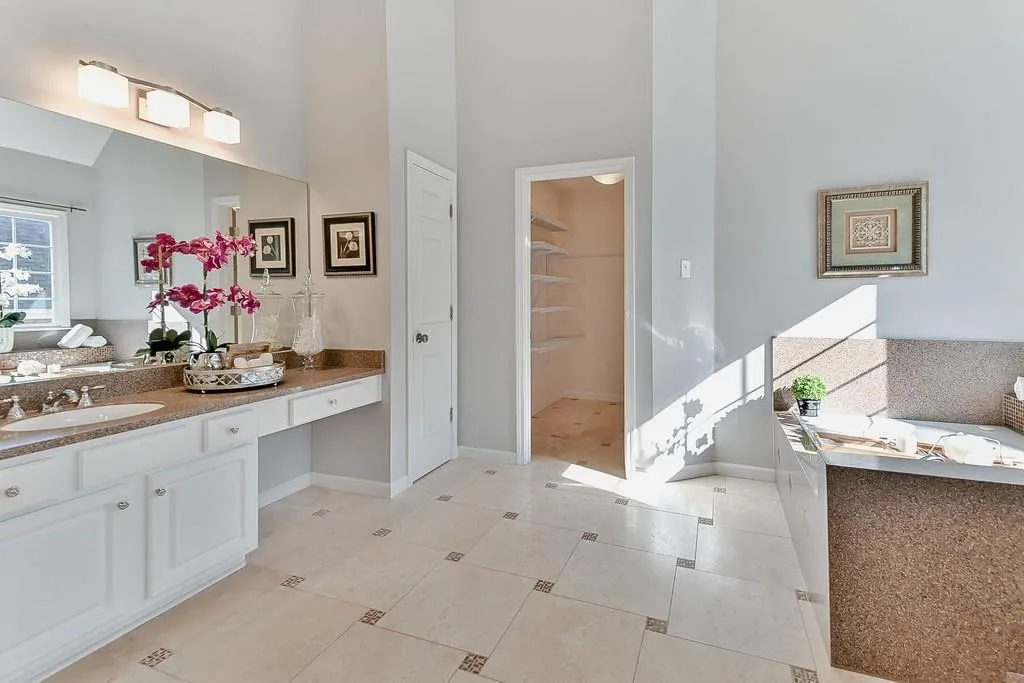 205 Somerset Court, Sandy Springs, Georgia 30350, 3 Bedrooms Bedrooms, ,2 BathroomsBathrooms,Residential,Sold,205 Somerset Court,6639315